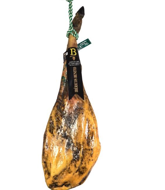 Jamón Ibérico de Cebo de Campo 50 % Raza Ibérica Ibéricos Benito pieza entera 8 a 8,5 kg curado en Guijuelo, con grasa infiltrada y corte artesanal.