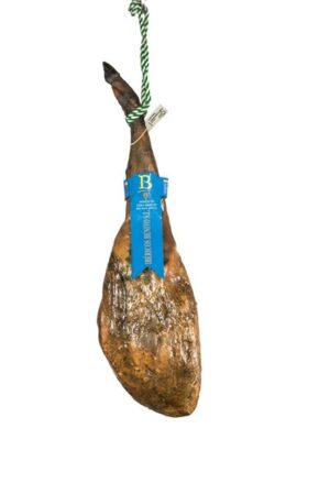 Jamón de Cebo Ibérico 50 % raza ibérica Ibéricos Benito 7,5 a 8 kg curado en secaderos naturales, con veteado fino y corte brillante.