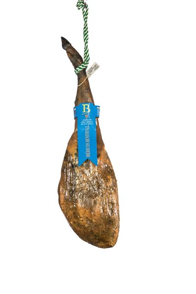 Jamón de Cebo Ibérico 50 % raza ibérica Ibéricos Benito 7,5 a 8 kg curado en secaderos naturales, con veteado fino y corte brillante.