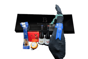 Cesta Gourmet Cebo con Jamón de Cebo 50% Ibérico, chorizo ibérico, vinos NOC Coupage y Chardonnay, queso de cabra Tío Resti y bombones Nestlé Caja Roja