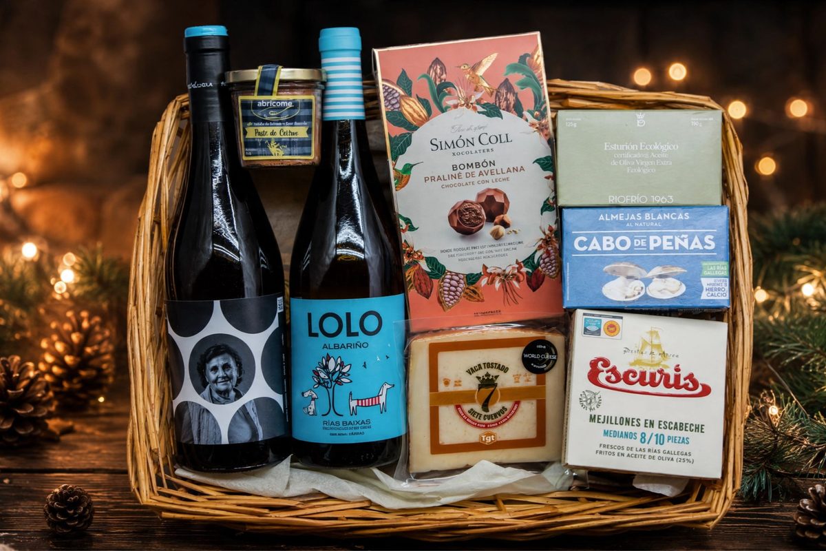 Cesta gourmet Rías Baixas con dos vinos Albariño, conservas de marisco, queso curado, paté de ciervo y bombones