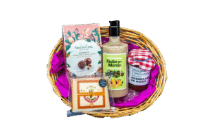 Cesta gourmet murciana con crema de paparajote, queso viejo tostado, mermelada artesanal de higos y bombones Simón Coll.