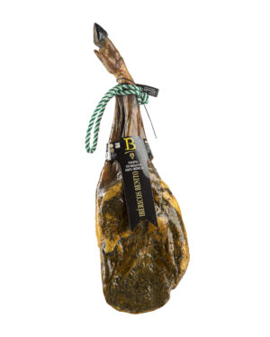 Paleta de Bellota 100% Ibérica Ibéricos Benito curada de forma tradicional en la dehesa, pieza entera con vetas de grasa y aroma intenso.