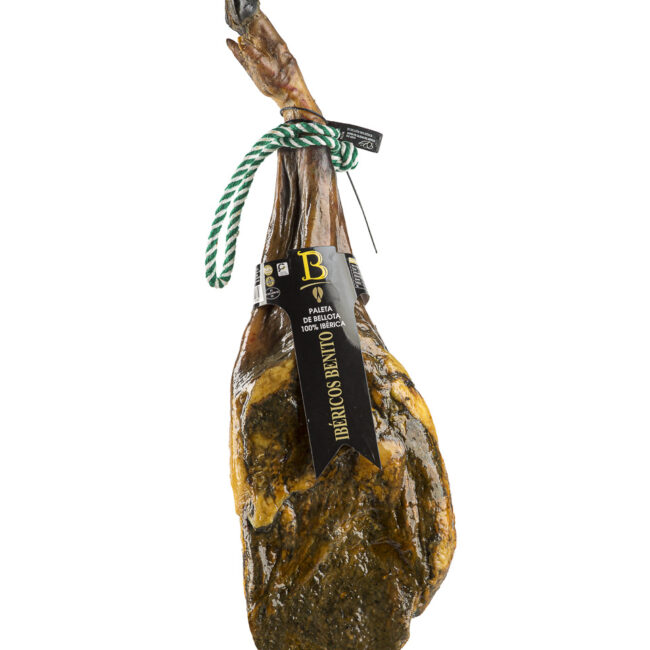 Paleta de Bellota 100% Ibérica Ibéricos Benito curada de forma tradicional en la dehesa, pieza entera con vetas de grasa y aroma intenso.