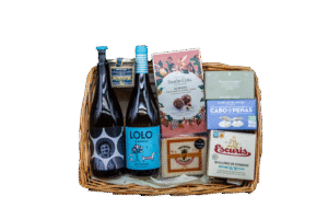 Cesta gourmet Rías Baixas con vinos Albariño Paco & Lola y Lolo, conservas de mariscos, queso Viejo Tostado 7 Coronas, paté de ciervo Abricome y bombones Simón Coll
