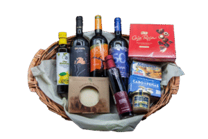 Regalo Cesta gourmet Delicatessen con vinos Delampa, conservas de lujo, queso madurado a la cerveza, aceite aromatizado al limón y bombones, ideal para regalos gourmet