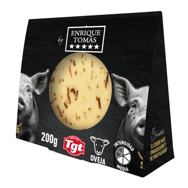 Queso Ahuyentalobos de Enrique Tomás con virutas de jamón y paleta ibéricos