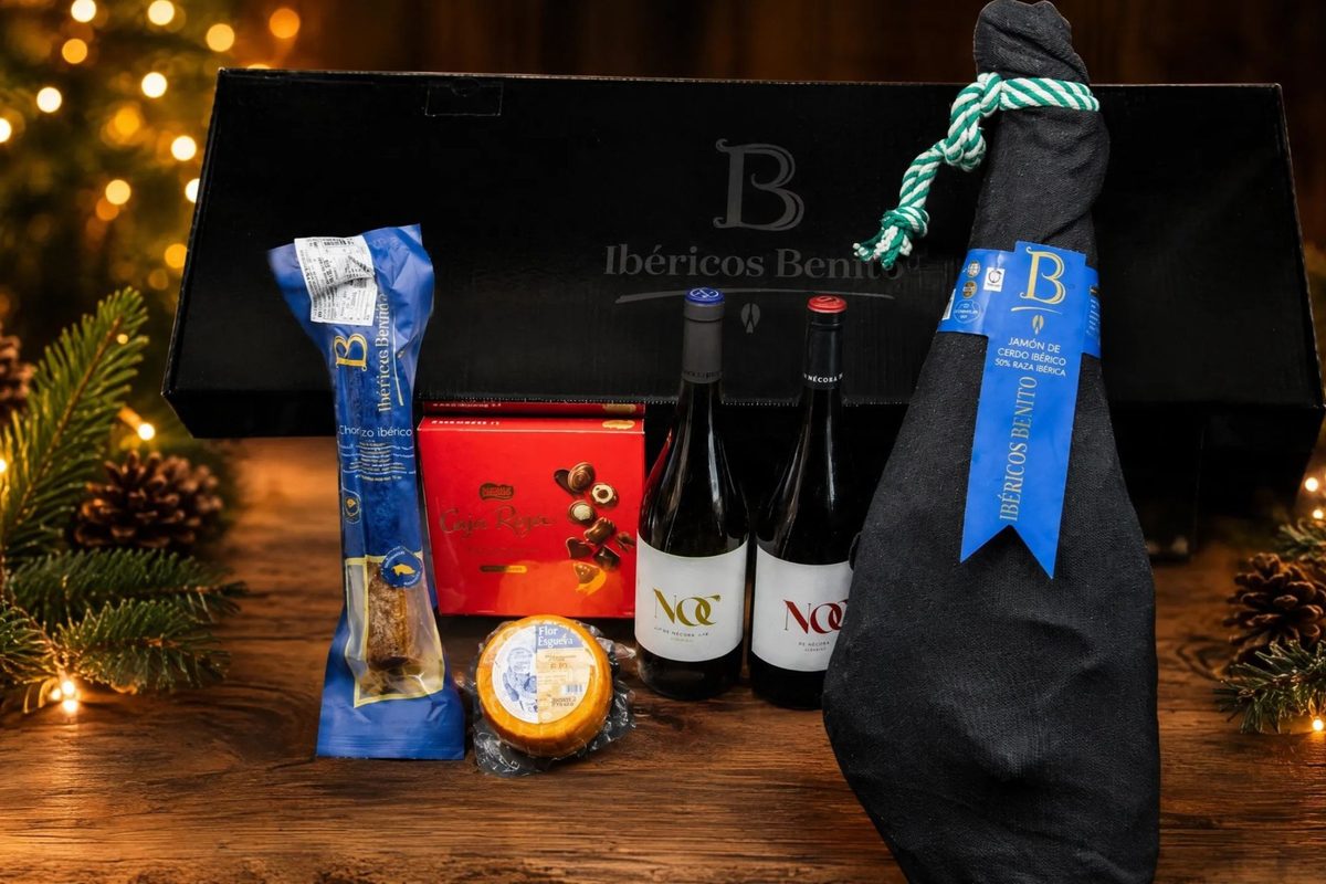 Cesta gourmet Cebo con jamón de cebo ibérico 50 %, chorizo ibérico, vinos NOC, queso y bombones en caja de Ibéricos Benito